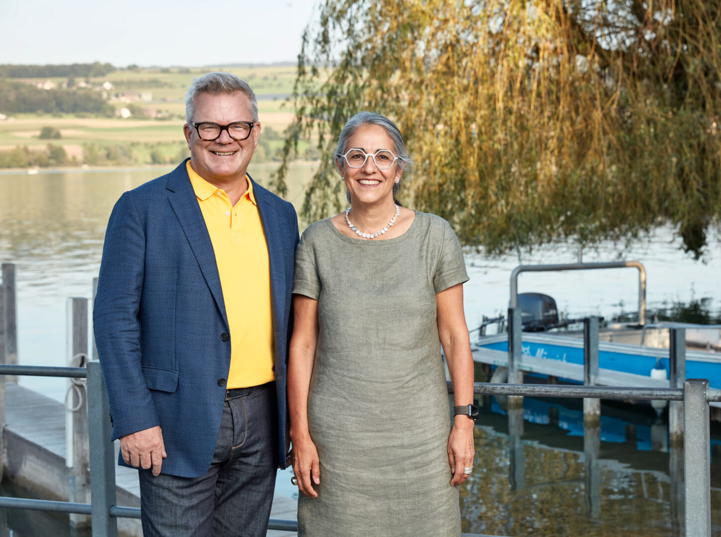 Marco Canonica, Leiter der Kommunikation Svizra 27 aus Kleindöttingen und Kathrin Scholl, Präsidentin von Aargau Tourismus aus Lenzburg, stehen nebeneinander auf einem Holzsteg vor dem Hallwilersee.
